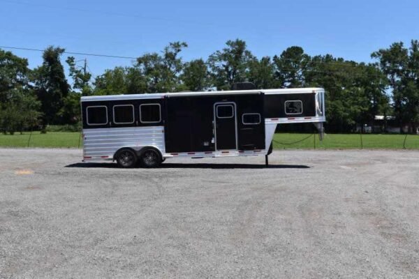 2017 Exiss Escape 7308LQ 3 Horse Trailer with 8′ Short Wall