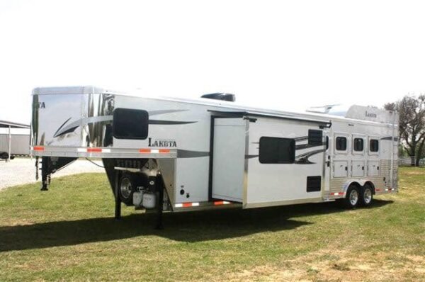 2019 Lakota Charger 4 Horse LQ with 15' Short Wall