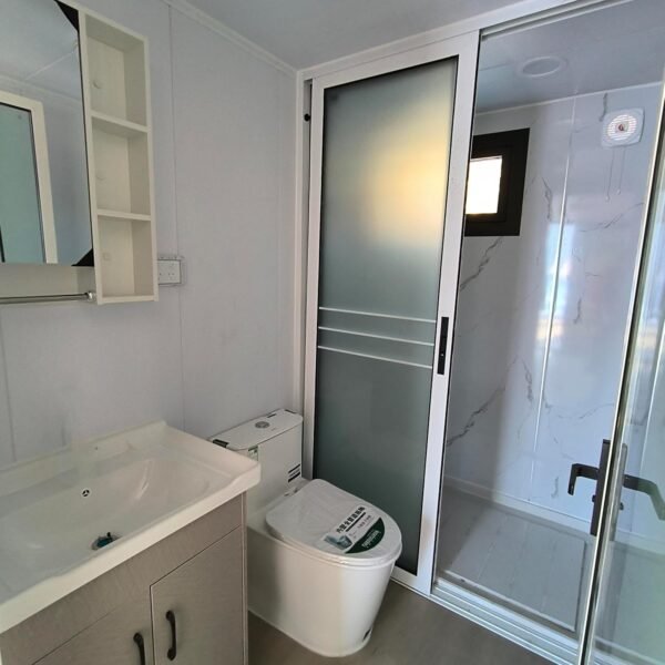 20FT 40FT Foldable Prefab Tiny Home – Luxury Expandable 2 3 Bedroom Expandable Container House with Bathroom & Kitchen, Perfect for Mobile Living Office Shop Villa Remote Workspace