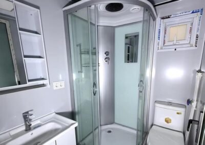 Luxury Prefabricated Tiny House - Foldable 20ft/40ft Container, 1-3 Bedrooms with Bathroom, Kitchen, Double-Wing Modular Home on Wheels (Sale)